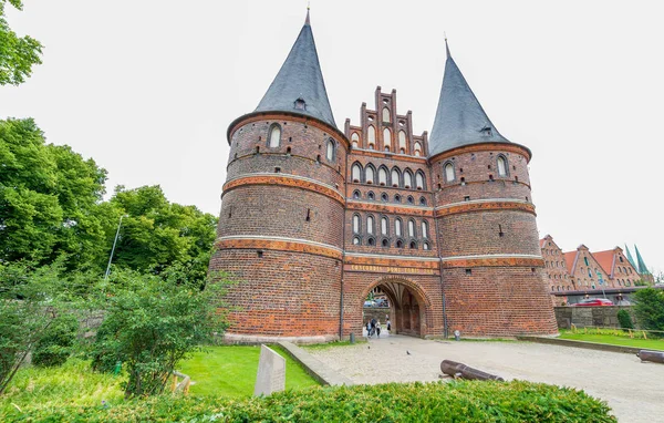 Lübeck, Tyskland - 22 juli 2016: Staden medeltida byggnader. Lubeck — Stockfoto
