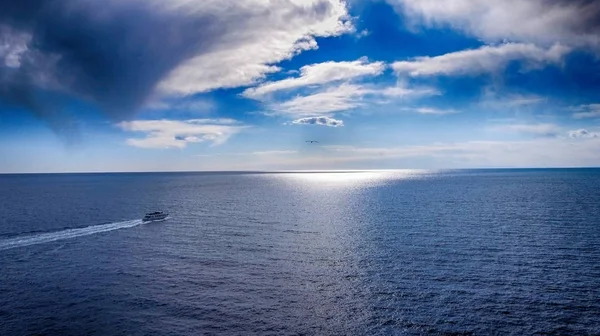 Ship toward the ocean — Stock Photo, Image