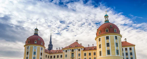 Moritzburg, Tyskland - juli 2016: Moritzburg slott med turister — Stockfoto