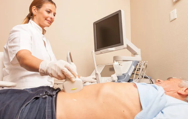 Doctora con paciente en el hospital — Foto de Stock