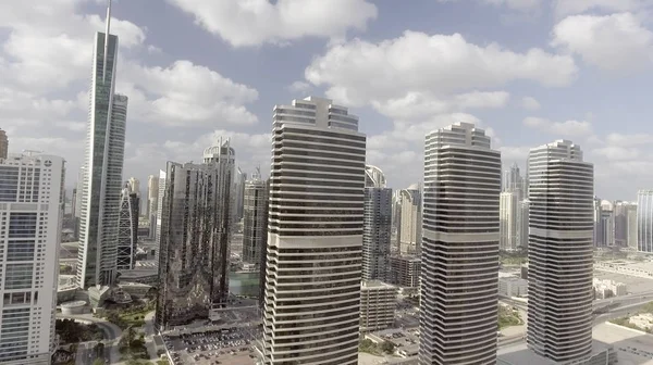 Vista aérea de los rascacielos de Dubái a lo largo de Jumeirah Lake Towers —  Fotos de Stock