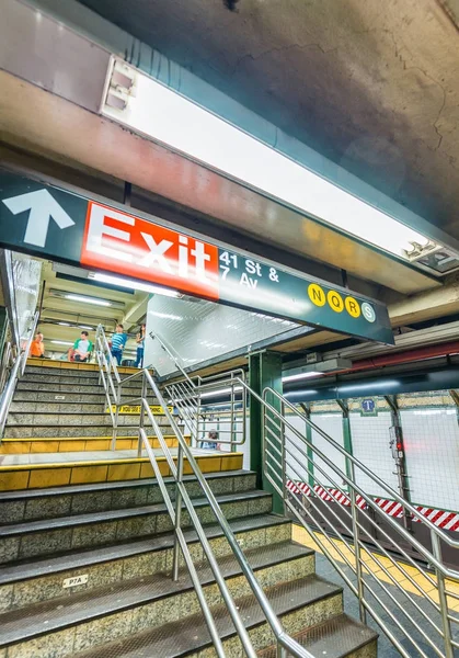 НЬЮ-ЙОРК - 9 июня 2013 года: Интерьер станции метро. Субва — стоковое фото