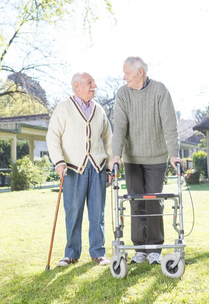 Paar bejaarde vrienden in de tuin — Stockfoto