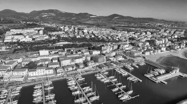 Flygfoto över San Vicenzo i Toscana. Hamnen och stadens skyline — Stockfoto