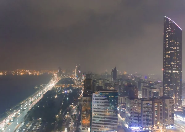 Abu Dhabi vista aérea del centro por la noche — Foto de Stock