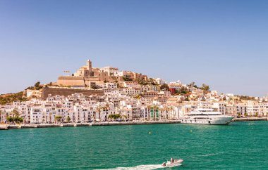 İspanya Ibiza şehir noktasının havadan görünümü