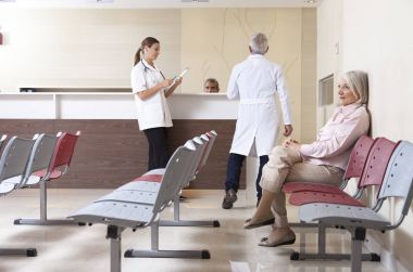 Doktor ve hasta hastane bekleme odasında tartışıyor