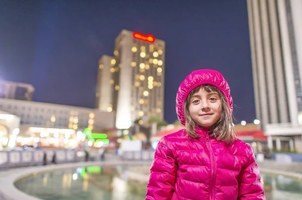 Niña visitando Nueva Orleans por la noche — Foto de Stock