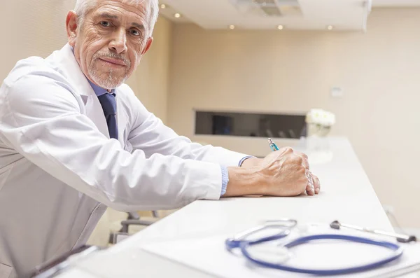 Arzt erwartet Patientin im Krankenhauszimmer — Stockfoto