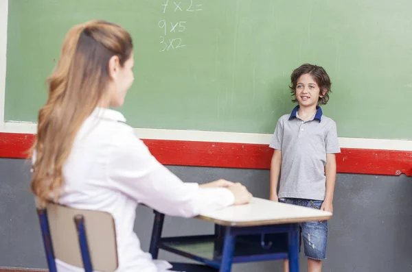 黒板で白人の子供と女教師。学校コンセプト — ストック写真