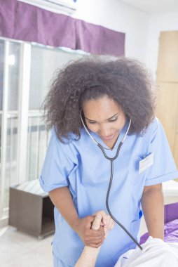 Yaşlı beyaz patie ziyaret stetoskop ile Afrika doktor