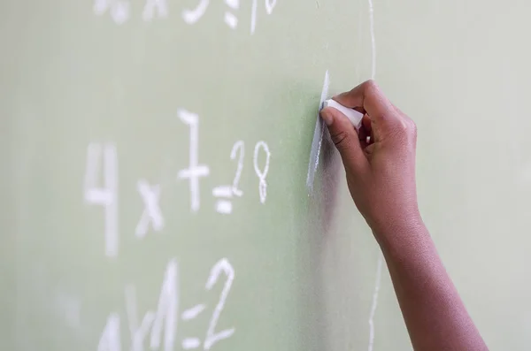 Bambino africano scrivere a mano alla lavagna — Foto Stock