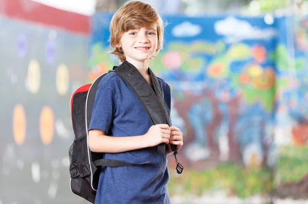 Estudiante de primaria disfrutando del patio de la escuela — Foto de Stock