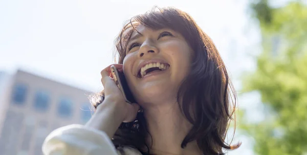 Kobieta szczęśliwa azjatycki biznes odkryty, przemawiając na telefon komórkowy — Zdjęcie stockowe