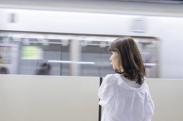 Asiatique entreprise femme intérieur attente métro train — Photo