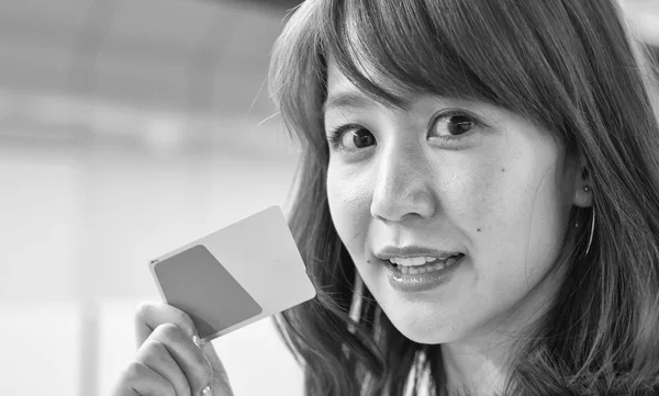 Asiática chica mostrando su tarjeta de visita interior — Foto de Stock