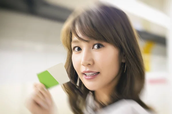 Asiatico ragazza utilizzando suo travel card indoor — Foto Stock