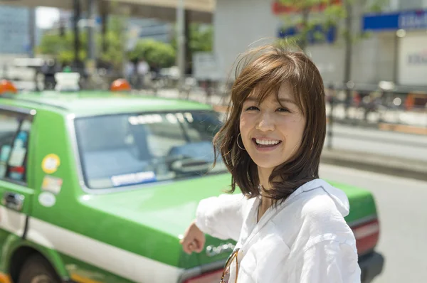 Asiatique fille à la recherche de Tokyo taxi — Photo