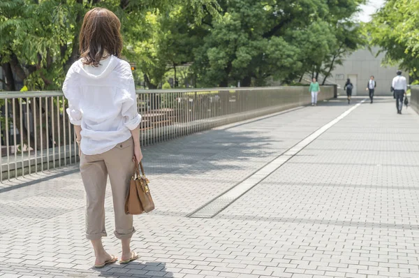 Negocio asiático mujer caminando a lo largo de negocio trimestre — Foto de Stock