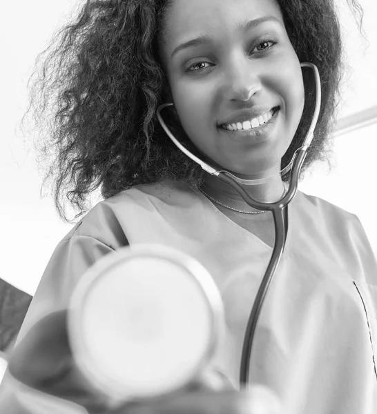 Selbstbewusste afrikanische Ärztin mit Stethoskop — Stockfoto