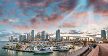 Downtown Miami üzerinden muhteşem gün batımı. Bağlantı noktası Bou panoramik görünümü