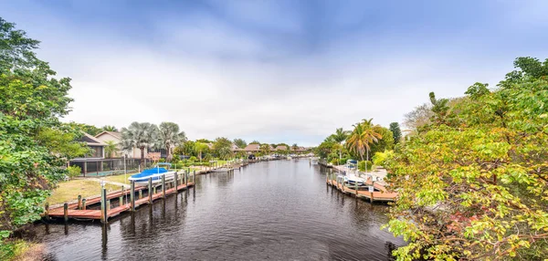 サニベル島運河と植生、フロリダ州 — ストック写真