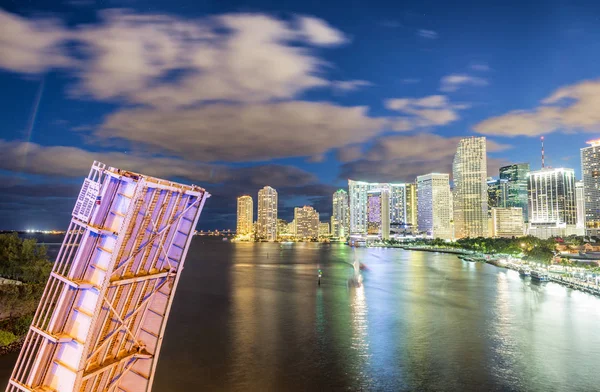 Miami at night. Amazing view of Downtown buildings from Port Bou — Stock Photo, Image