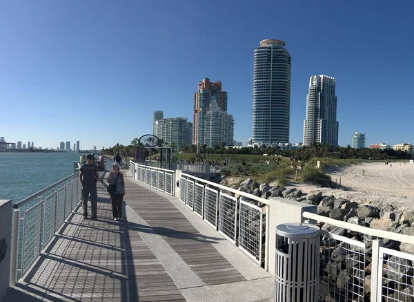 Miami, Fl - februari 2016: Turister längs South Pointe Park. Mia — Stockfoto