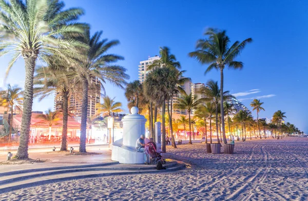 Fort Lauderdale, Fl - januari 2016: Strandpromenaden längs havet vid — Stockfoto