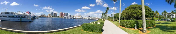 棕榈滩 dockand 城市天际线，佛罗里达州的全景视图 — 图库照片