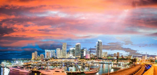Coucher de soleil incroyable sur le centre-ville de Miami. Vue panoramique depuis Port Bou — Photo
