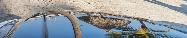 Reflexionen der Handfläche in der Motorhaube — Stockfoto