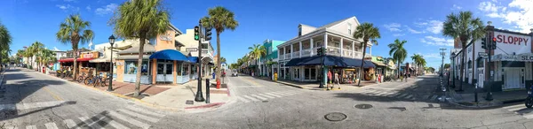 KEY WEST, FL - FEBRUARY 2016: Tourists along city streets, panor — Stock Photo, Image