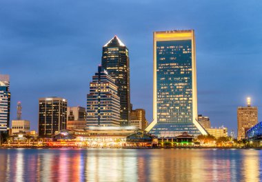 Jacksonville, Florida. Nehir reflectio ile gece şehir ışıkları