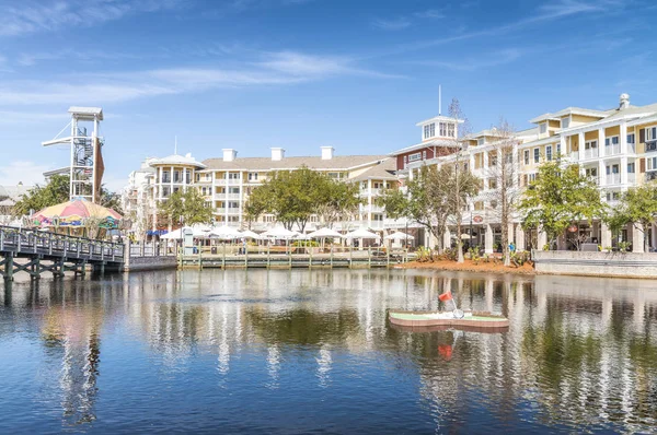 DESTIN, FL - FEVEREIRO 2016: Casas coloridas Harborwalk Village o — Fotografia de Stock