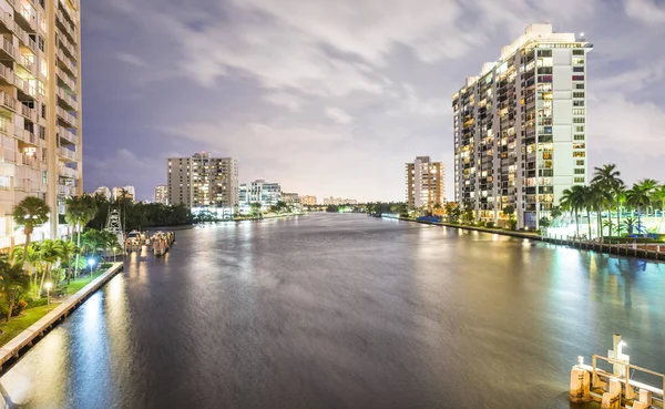 Miami Beach épületek. Kilátás este gondolatok a folyó, — Stock Fotó