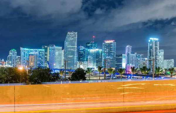 Miami, Florida. Stadssilhuetten nattetid från hamnboulevarden — Stockfoto