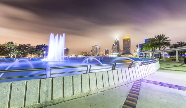 Skyline nocturne de Jacksonville avec bâtiments et fontaine carrée — Photo