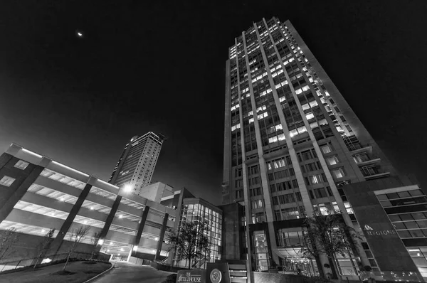 MOBILE, AL - FEVEREIRO 2016: Edifícios da cidade à noite. Este é um. — Fotografia de Stock