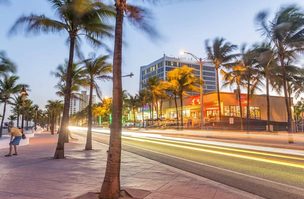 Fort Lauderdale at night. Amazing lights of Beach Boulevard — Stock Photo, Image