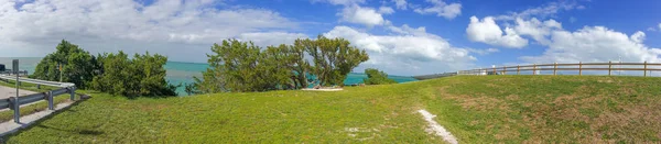 Panoramiczny widok na most wzdłuż archipelagu Florida Keys, Stany Zjednoczone Ameryki — Zdjęcie stockowe