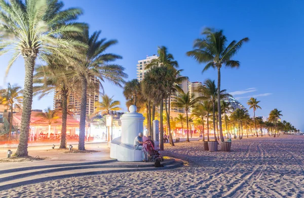 Fort Lauderdale's nachts. Geweldige lichten van Beach Boulevard — Stockfoto