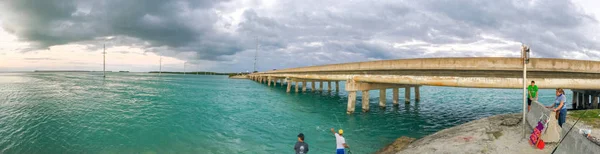 Florida, Stany Zjednoczone Ameryki - luty 2016: Panoramiczny widok na most wzdłuż Flo — Zdjęcie stockowe