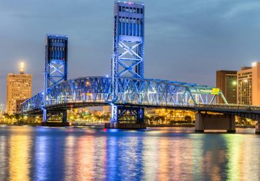 Jacksonville, Florida. Şehir Köprüsü ile gece ışıklar ve rive