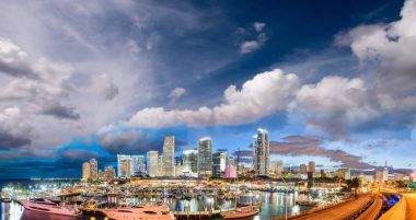 Downtown Miami üzerinden muhteşem gün batımı. Bağlantı noktası Bou panoramik görünümü