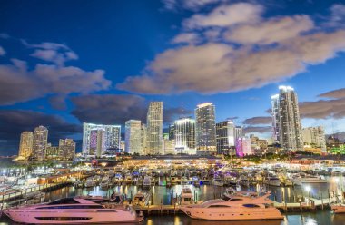 Miami gece. Bağlantı noktası Bou üzerinden şehir binaların muhteşem görünümü