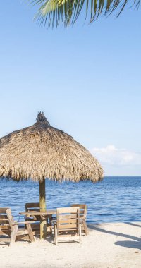 Saman şemsiye plajda. Tatil kavramı