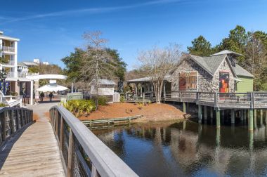 Destin, Fl - Şubat 2016: Harborwalk Köyü renkli o evleri