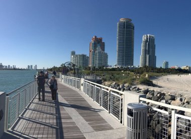 Miami, Fl - Şubat 2016: Turist boyunca South Pointe Park. Mia