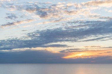Okyanusun üzerinde güzel gün batımı gökyüzü